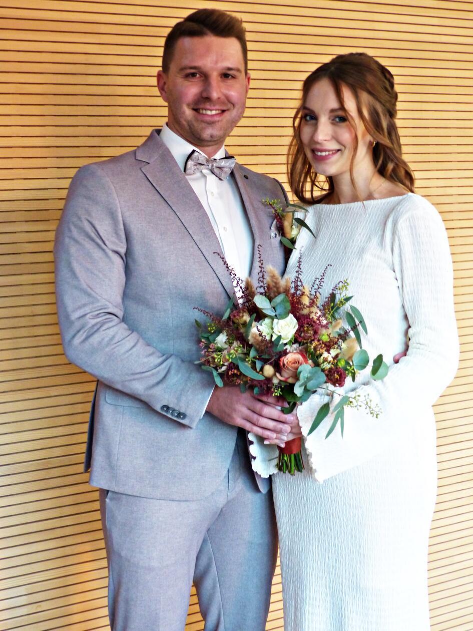 Vor 14 Jahren lernten sich Anja Dorr aus Pavelsbach und Michael Schweiger aus Großberghausen bei Freunden kennen und wurden gute Freunde. Doch es sollte dauern, bis aus beiden ein Paar wurde. Vor zwei Jahren haben sie nun ihre Freundschaft intensiviert und viel zusammen unternommen, unter anderem ihre Traumreise nach Lappland. Bei einem Italienurlaub schließlich haben sie sich verlobt. Dieses Versprechen krönten beide nun mit dem Gang zum Standesamt in Freystadt. Die 28-jährige Diplom-Verwaltungswirtin und der 29-jährige Vertriebsingenieur wohnen mit Anjas Sohn Max in Pavelsbach und freuen sich auf die Geburt ihres gemeinsamen Nachwuchses im Februar.