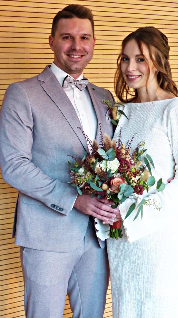 Vor 14 Jahren lernten sich Anja Dorr aus Pavelsbach und Michael Schweiger aus Großberghausen bei Freunden kennen und wurden gute Freunde. Doch es sollte dauern, bis aus beiden ein Paar wurde. Vor zwei Jahren haben sie nun ihre Freundschaft intensiviert und viel zusammen unternommen, unter anderem ihre Traumreise nach Lappland. Bei einem Italienurlaub schließlich haben sie sich verlobt. Dieses Versprechen krönten beide nun mit dem Gang zum Standesamt in Freystadt. Die 28-jährige Diplom-Verwaltungswirtin und der 29-jährige Vertriebsingenieur wohnen mit Anjas Sohn Max in Pavelsbach und freuen sich auf die Geburt ihres gemeinsamen Nachwuchses im Februar.