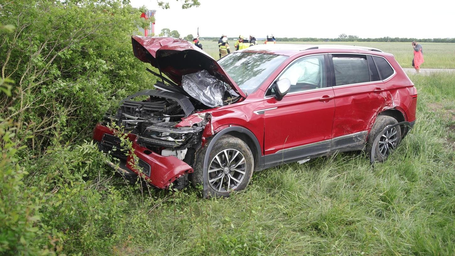 Ein roter Volkswagen ist am Donnerstag bei Herrieden von der Straße abgekommen. Ein roter Volkswagen ist am Donnerstag bei Herrieden von der Straße abgekommen.