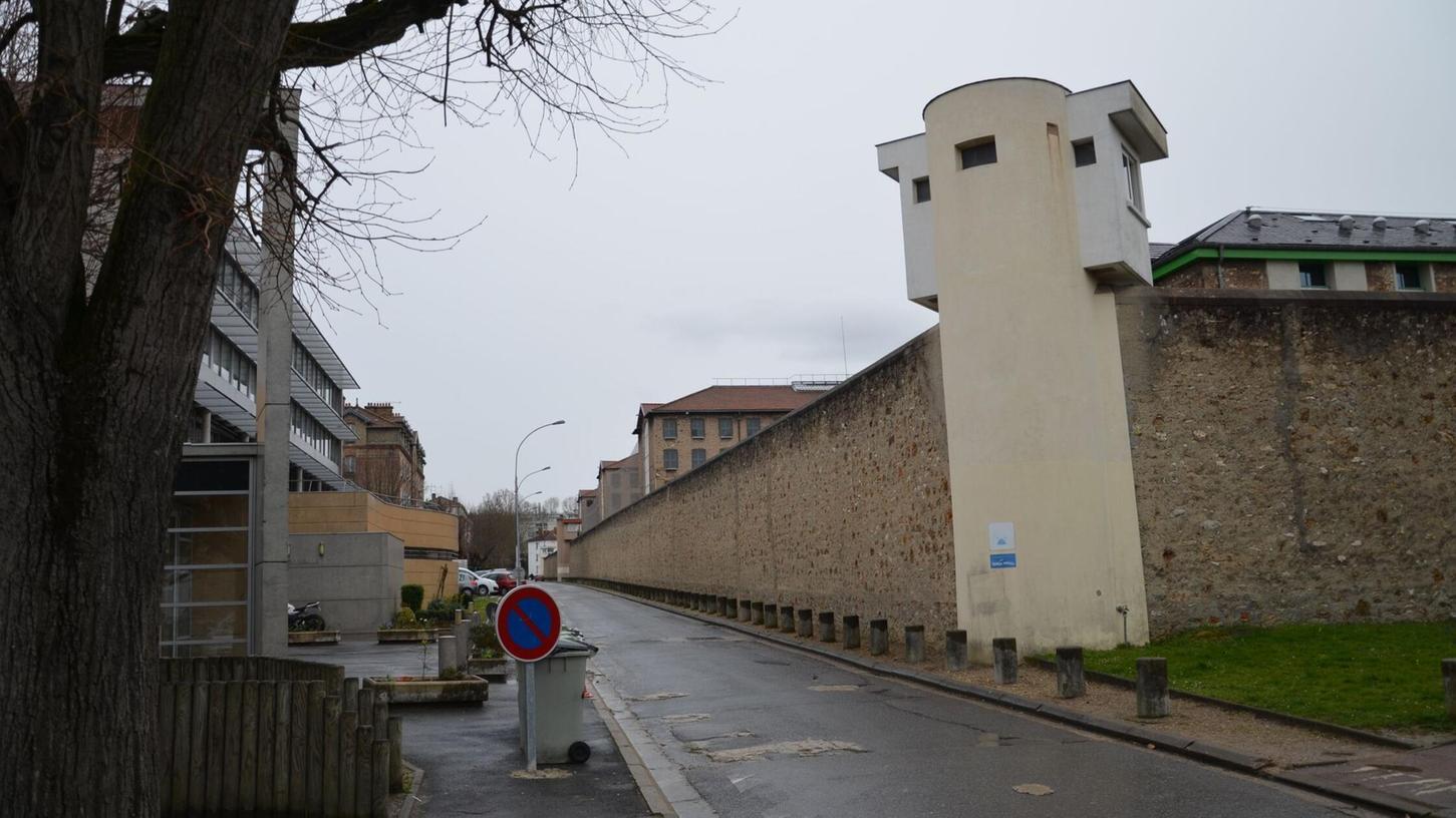Immer wieder ist davon die Rede, dass Kriminelle in französischen Gefängnissen verbotenerweise über Mobiltelefone verfügen, mit denen sie weiter ihre Machenschaften abwickeln (Archivbild). Immer wieder ist davon die Rede, dass Kriminelle in französischen Gefängnissen verbotenerweise über Mobiltelefone verfügen, mit denen sie weiter ihre Machenschaften abwickeln (Archivbild).