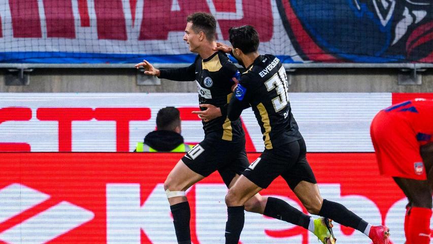 Elversberger Jubel: Fisnik Asllani (l.) traf zum 2:0 für die Gäste. Elversberger Jubel: Fisnik Asllani (l.) traf zum 2:0 für die Gäste.