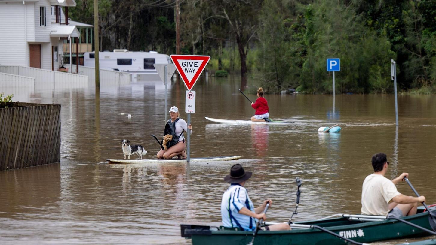 Viele Menschen konnten sich nur noch mit Booten und Paddleboards fortbewegen. Viele Menschen konnten sich nur noch mit Booten und Paddleboards fortbewegen.
