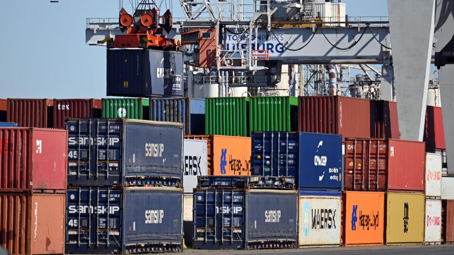 Bei einem „Zollkrieg“ würde es laut Studie die größten Produktionsrückgänge in den Sektoren mit der größten Exportabhängigkeit von den USA geben. Bei einem „Zollkrieg“ würde es laut Studie die größten Produktionsrückgänge in den Sektoren mit der größten Exportabhängigkeit von den USA geben.