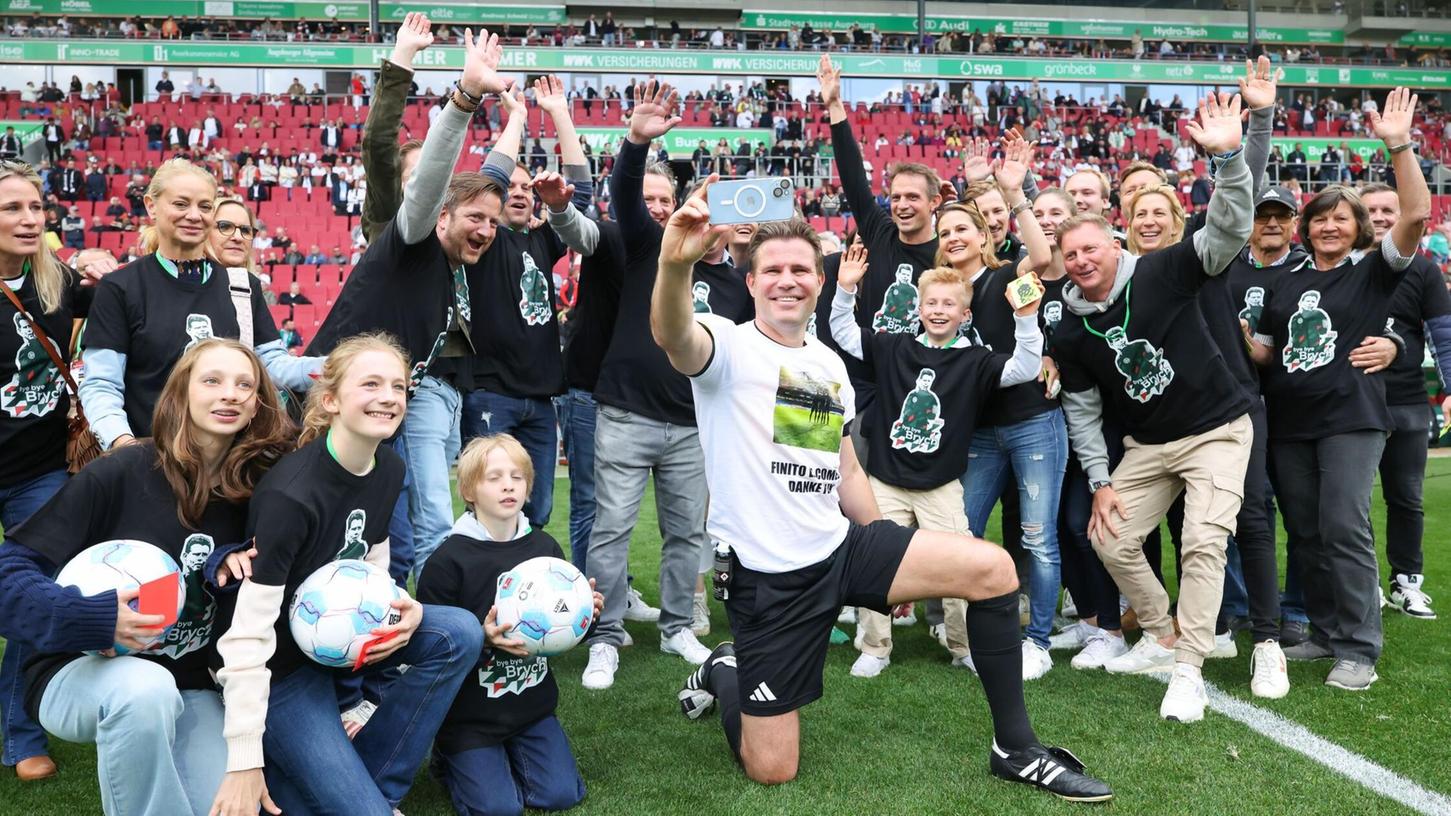 Felix Brych (m) erlebte einen emotionalen Abschied aus der Fußball-Bundesliga. Felix Brych (m) erlebte einen emotionalen Abschied aus der Fußball-Bundesliga.