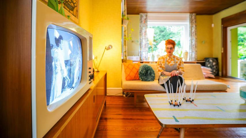 Alles ist knallbunt - aber der alte Röhrenfernseher kann nur Schwarz-Weiß. Alles ist knallbunt - aber der alte Röhrenfernseher kann nur Schwarz-Weiß.