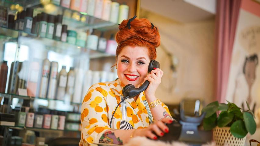 Sie hat zwar auch ein Handy - aber der alte Apparat tut es auch noch. Sie hat zwar auch ein Handy - aber der alte Apparat tut es auch noch.