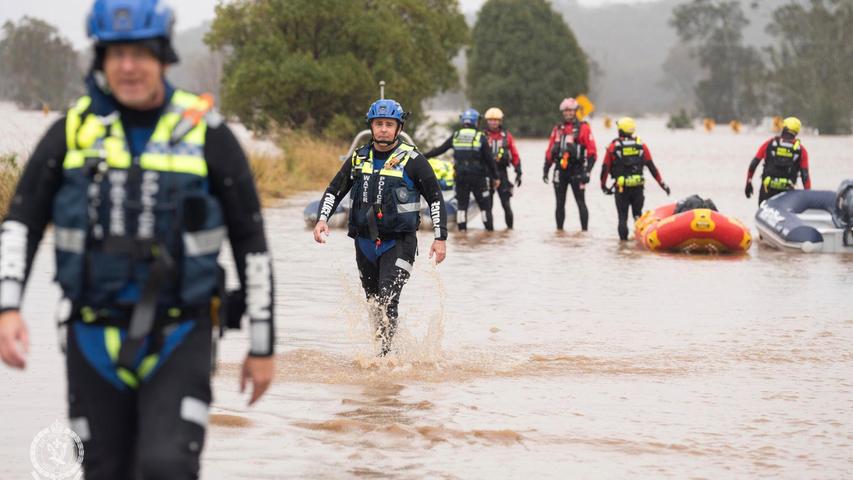 Die Retter sind vor allem mit Schlauchbooten im Einsatz. Die Retter sind vor allem mit Schlauchbooten im Einsatz.