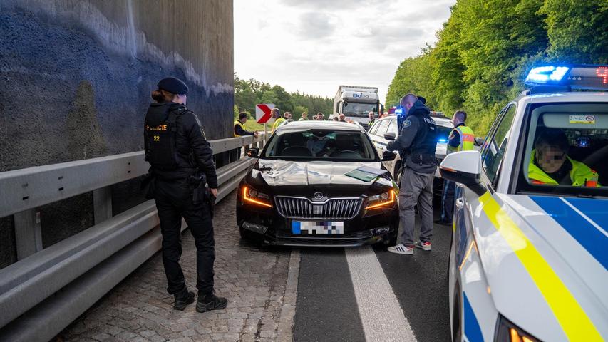 Verfolgungsjagd auf der A6: Mann flieht aus Tschechien und rammt Amberger Polizeistreife Verfolgungsjagd auf der A6: Mann flieht aus Tschechien und rammt Amberger Polizeistreife