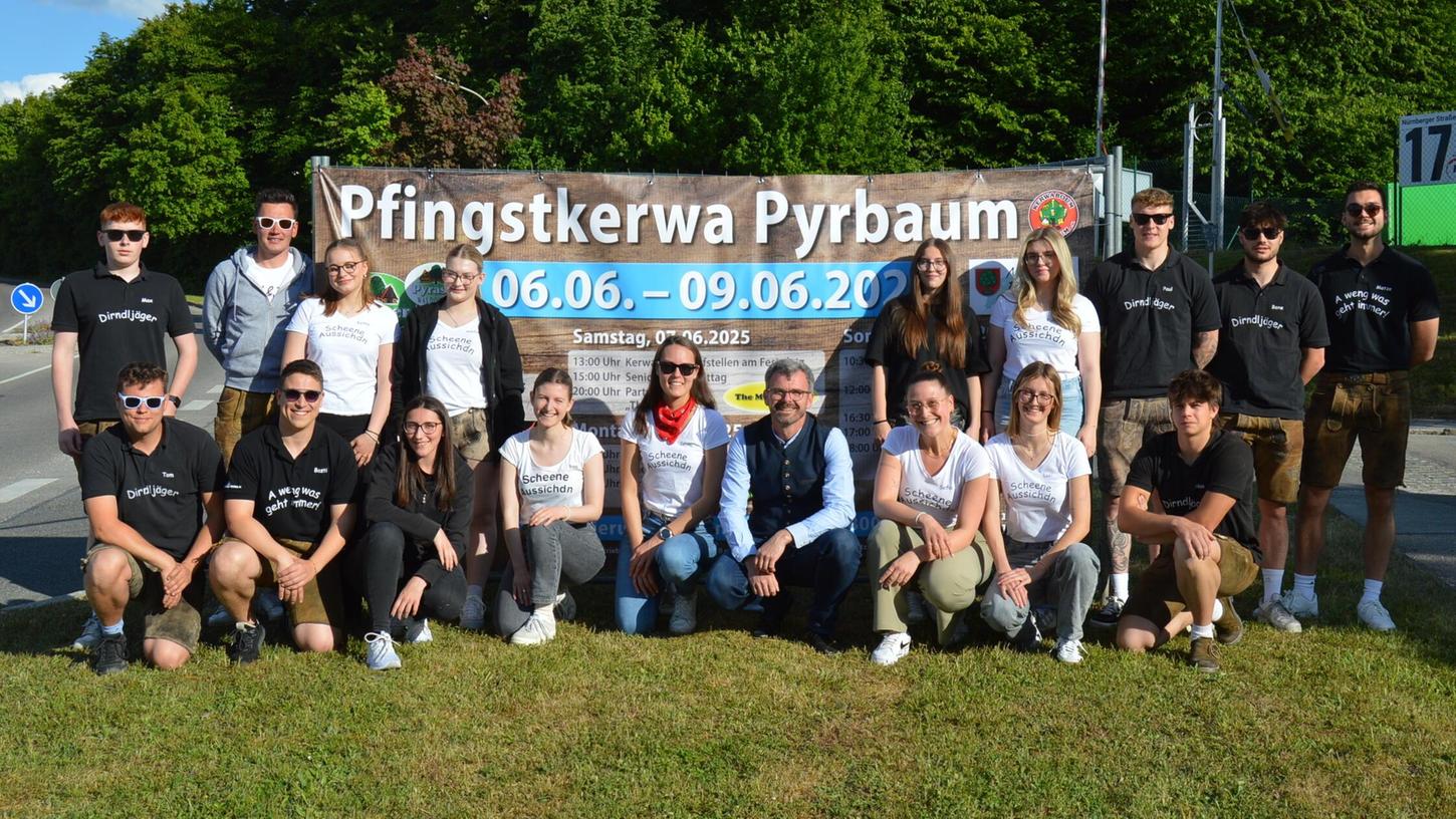 Die Kerwaboum und -moidla mit Bürgermeister Michael Langner (M.) freuen sich schon auf die traditionelle Pfingstkerwa in Pyrbaum. Die Kerwaboum und -moidla mit Bürgermeister Michael Langner (M.) freuen sich schon auf die traditionelle Pfingstkerwa in Pyrbaum.