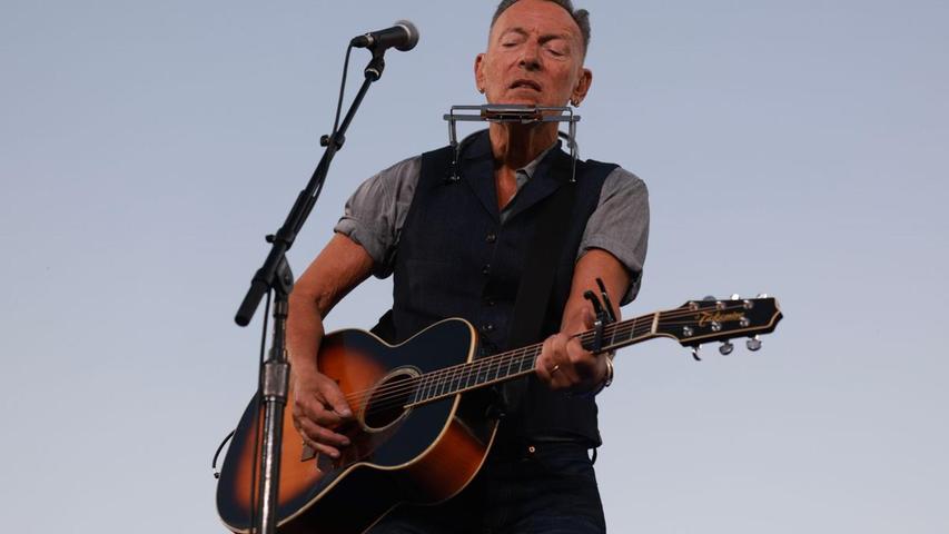 Rock-Ikone Bruce Springsteen hat Donald Trump bei einem Live-Auftritt scharf kritisiert. Rock-Ikone Bruce Springsteen hat Donald Trump bei einem Live-Auftritt scharf kritisiert.