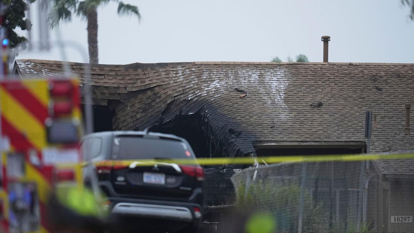 Das Kleinflugzeug stürzte in einem Viertel von San Diego ab. Das Kleinflugzeug stürzte in einem Viertel von San Diego ab.
