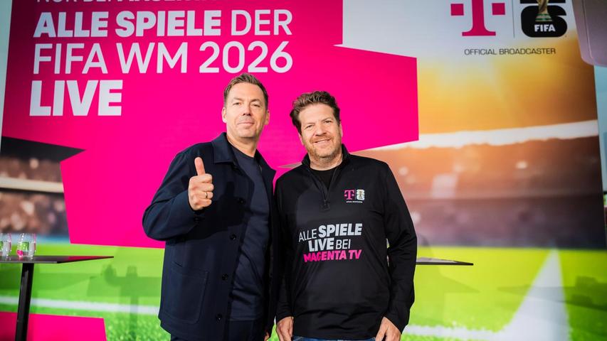 Die Telekom, hier Wolfgang Metze (Privatkunden-Geschäftsführer) und Arnim Butzen (TV-Chef), überträgt die Spiele von vier Fußball-Weltmeisterschaften. Die Telekom, hier Wolfgang Metze (Privatkunden-Geschäftsführer) und Arnim Butzen (TV-Chef), überträgt die Spiele von vier Fußball-Weltmeisterschaften.
