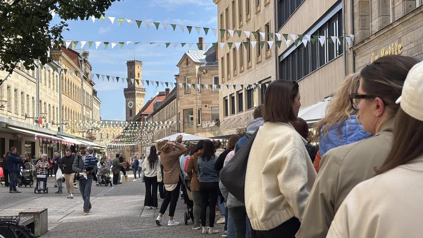 Schon mit dem ersten Aufsperren des neuen Ladens am Freitagvormittag (23.Mai) bildete sich eine lange Schlange. Schon mit dem ersten Aufsperren des neuen Ladens am Freitagvormittag (23.Mai) bildete sich eine lange Schlange.