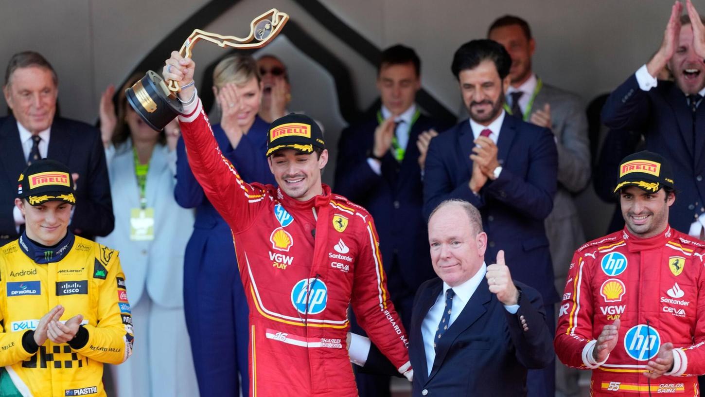 Da lief es noch: Charles Leclerc feiert seinen Heimsieg 2024 neben Fürst Albert II. Da lief es noch: Charles Leclerc feiert seinen Heimsieg 2024 neben Fürst Albert II.