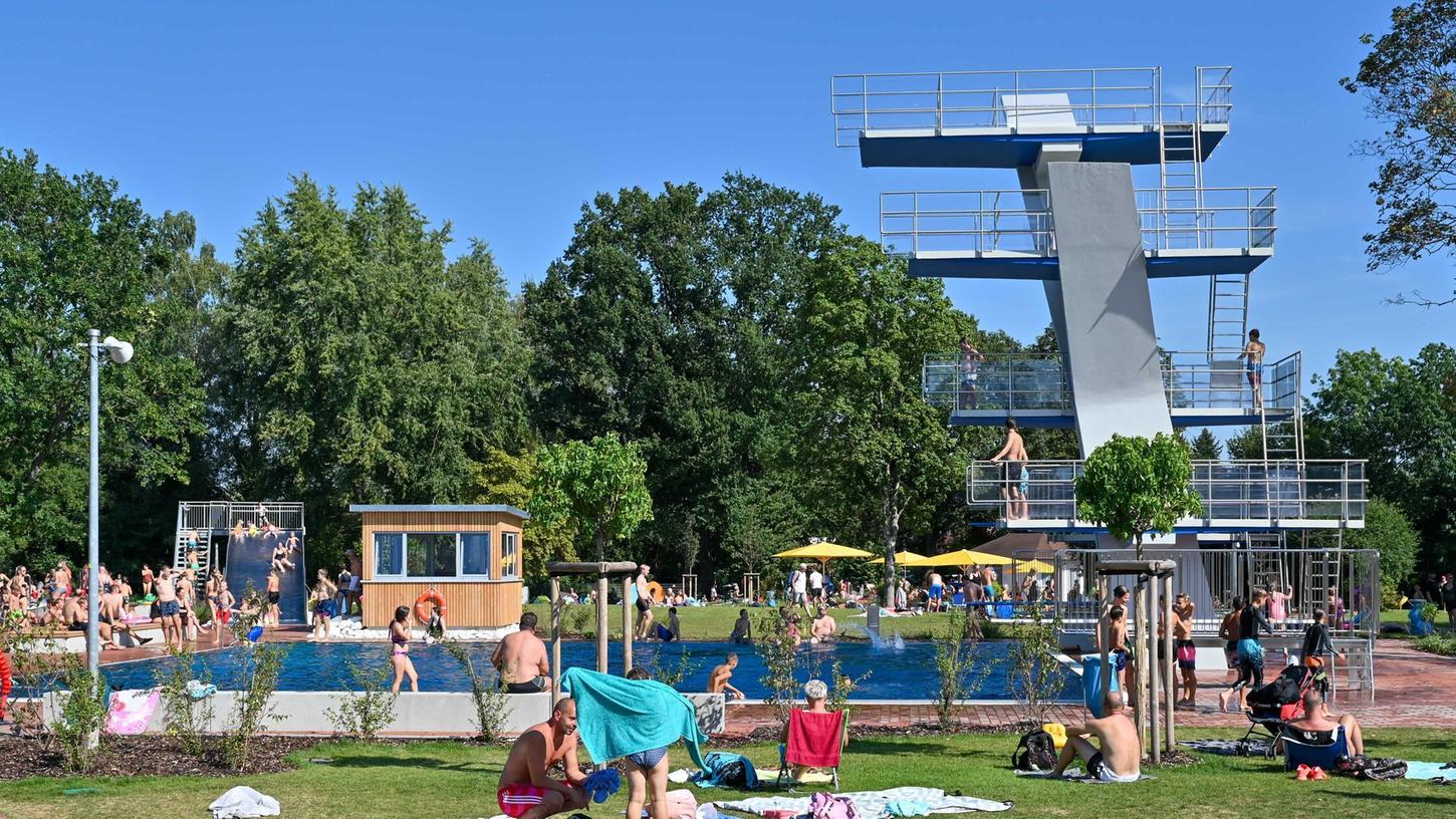 Der Unbekannte sprach die Mädchen, die im Freibad - hier ein Archivbild von 2024 - waren, durch den Zaun an und wollte unter anderem ihre Adresse haben. Der Unbekannte sprach die Mädchen, die im Freibad - hier ein Archivbild von 2024 - waren, durch den Zaun an und wollte unter anderem ihre Adresse haben.