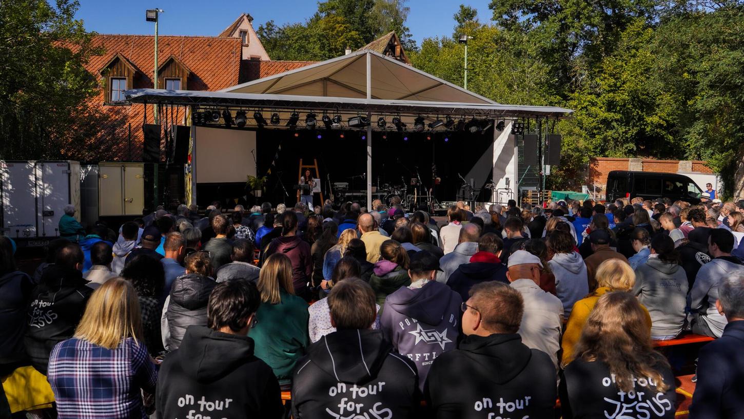 So sah es beim Burgfest 2023 aus - auch hier gab es einen großen Gottesdienst auf dem Gelände. So sah es beim Burgfest 2023 aus - auch hier gab es einen großen Gottesdienst auf dem Gelände.
