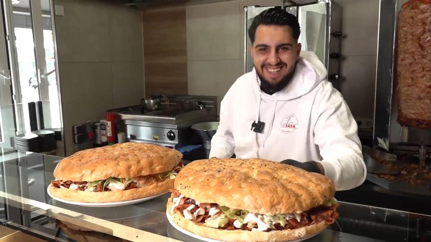 Haci Öztürk bietet in seinem Augsburger Dönerladen seinen Kunden eine Wette mit jeweils zwei Kilogramm schweren Riesendönern an: Wer den Mega-Fladen in 30 Minuten schafft, bekommt ihn geschenkt. Haci Öztürk bietet in seinem Augsburger Dönerladen seinen Kunden eine Wette mit jeweils zwei Kilogramm schweren Riesendönern an: Wer den Mega-Fladen in 30 Minuten schafft, bekommt ihn geschenkt.