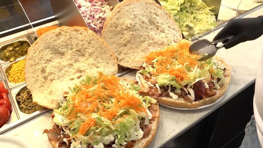 In einem Dönerladen in Augsburg können Kunden zwei Kilo schwere Riesendöner ordern: Wer den Mega-Fladen in 30 Minuten schafft, bekommt ihn geschenkt. In einem Dönerladen in Augsburg können Kunden zwei Kilo schwere Riesendöner ordern: Wer den Mega-Fladen in 30 Minuten schafft, bekommt ihn geschenkt.