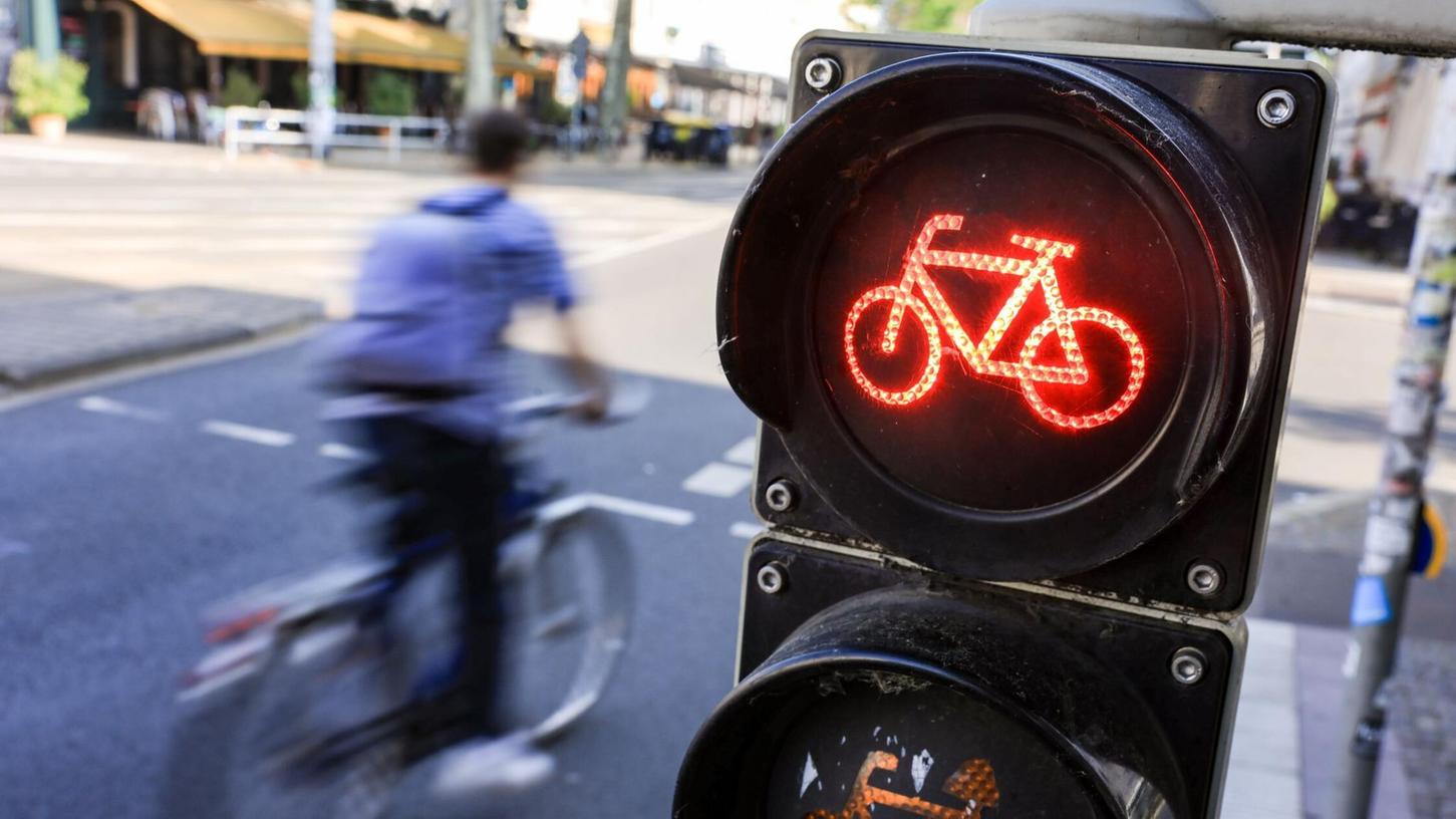 Für viele Radfahrer scheint ein Verstoß gegen die Verkehrsregeln eine Art Kavaliersdelikt zu sein - dabei leben Radler gerade auch in Bayern besonders gefährlich. (Archivbild) Für viele Radfahrer scheint ein Verstoß gegen die Verkehrsregeln eine Art Kavaliersdelikt zu sein - dabei leben Radler gerade auch in Bayern besonders gefährlich. (Archivbild)