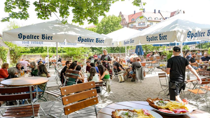 Der Kopernikus Biergarten bietet mit seiner Lage im Krakauer Haus einen einzigartigen Blick auf den danebenliegenden Krakauer Turm. Die Gäste erwartet vor Ort eine polnisch-fränkische Küche auf der Speisekarte: Neben Obatzda und lauwarmen Ziegenfrischkäse auf Ruccola mit Honig und Kürbiskernöl gibt es dort polnischer Sauerkrauteintopf mit Pilzen und Wurst sowie hausgemachte Teigtaschen mit verschiedenen Füllungen und Beilagen. Der Kopernikus Biergarten bietet mit seiner Lage im Krakauer Haus einen einzigartigen Blick auf den danebenliegenden Krakauer Turm. Die Gäste erwartet vor Ort eine polnisch-fränkische Küche auf der Speisekarte: Neben Obatzda und lauwarmen Ziegenfrischkäse auf Ruccola mit Honig und Kürbiskernöl gibt es dort polnischer Sauerkrauteintopf mit Pilzen und Wurst sowie hausgemachte Teigtaschen mit verschiedenen Füllungen und Beilagen.