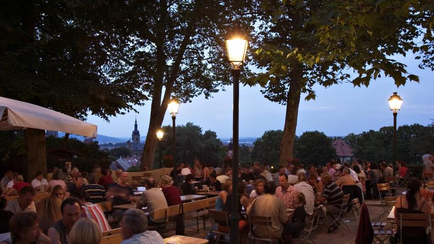 Der Spezial-Keller liegt an der Spitze von Bamberg. Im Sommer treffen sich dort Einheimische und Touristen, um in dem großen Biergarten kühles Bier und fränkische Gerichte, wie Schäuferla, Leberkäs, Wurstsalat oder Rahmegerlinge zu genießen. Der Spezial-Keller liegt an der Spitze von Bamberg. Im Sommer treffen sich dort Einheimische und Touristen, um in dem großen Biergarten kühles Bier und fränkische Gerichte, wie Schäuferla, Leberkäs, Wurstsalat oder Rahmegerlinge zu genießen.