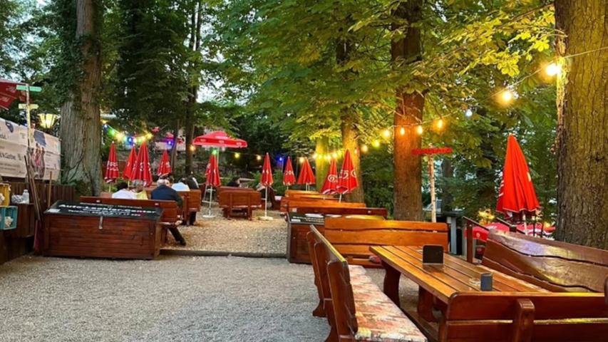 Schattige Plätze, bunte Lichterketten, fränkische Brotzeiten, Burger und kühles Bier: Der Schuhmannskeller , in Bischberg ist der Geheimtipp einer unserer User und schafft es ebenfalls in unser Voting. Schattige Plätze, bunte Lichterketten, fränkische Brotzeiten, Burger und kühles Bier: Der Schuhmannskeller , in Bischberg ist der Geheimtipp einer unserer User und schafft es ebenfalls in unser Voting.