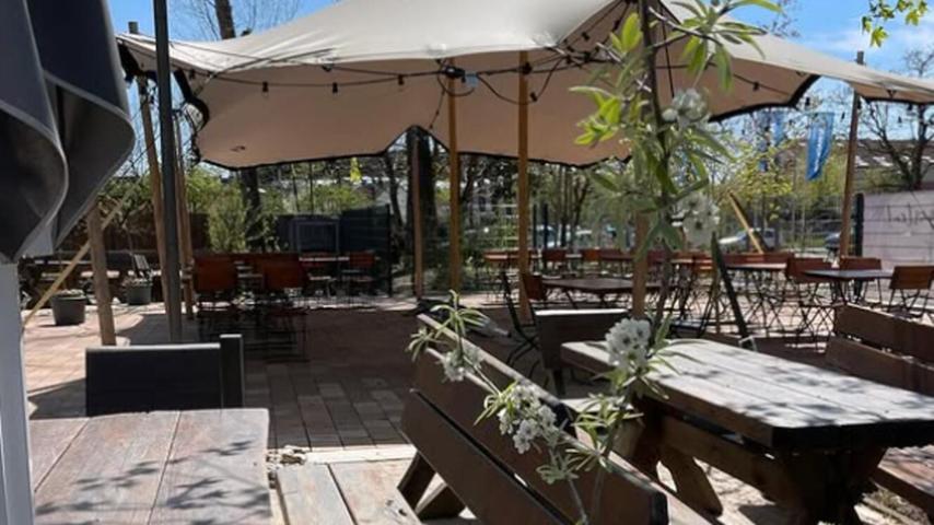 In Nürnberg-Eibach befindet sich der Schoengut Biergarten . Bei schönem Wetter treffen sich dort Nürnbergerinnen und Nürnberger sowie Touristen, um bei kühlem Bier und fränkischen Speisen den Abend ausklingen zu lassen. In Nürnberg-Eibach befindet sich der Schoengut Biergarten . Bei schönem Wetter treffen sich dort Nürnbergerinnen und Nürnberger sowie Touristen, um bei kühlem Bier und fränkischen Speisen den Abend ausklingen zu lassen.
