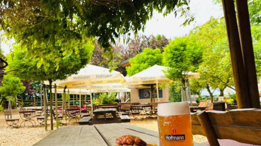 Schäufele, Live-Musik, Natur und gute Vibes: Das Dinkel's Baumhaus in Rennhofen ist ebenfalls ein Geheimtipp einer unserer User und ist somit im Rennen um den schönsten Biergarten Frankens. Schäufele, Live-Musik, Natur und gute Vibes: Das Dinkel's Baumhaus in Rennhofen ist ebenfalls ein Geheimtipp einer unserer User und ist somit im Rennen um den schönsten Biergarten Frankens.