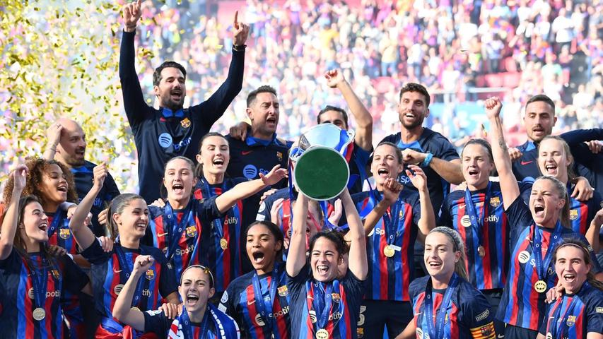 Gewohntes Bild: Jubelnde Barça-Spielerinnen mit Silberware. Gewohntes Bild: Jubelnde Barça-Spielerinnen mit Silberware.