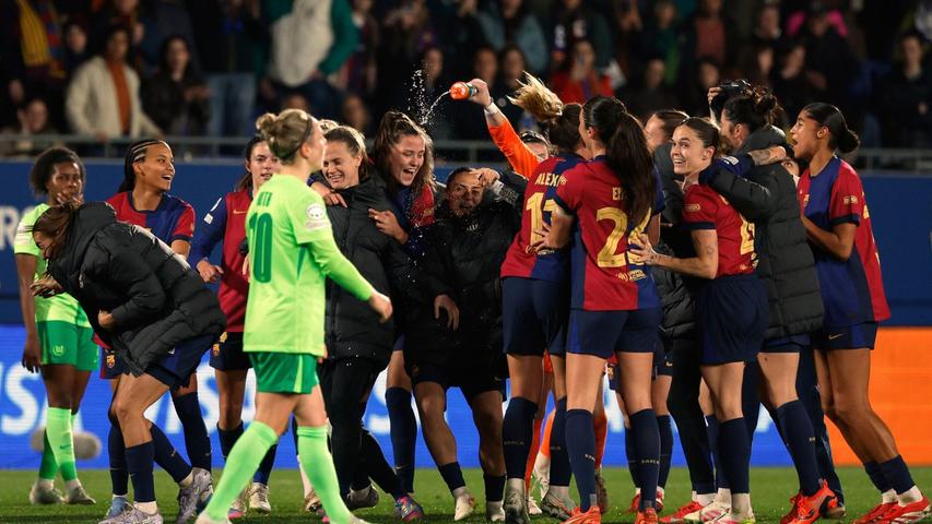 Bild mit Symbolkraft: Die Spielerinnen des FC Barcelona jubeln und die Wolfsburgerinnen gehen geschlagen vom Platz. Bild mit Symbolkraft: Die Spielerinnen des FC Barcelona jubeln und die Wolfsburgerinnen gehen geschlagen vom Platz.