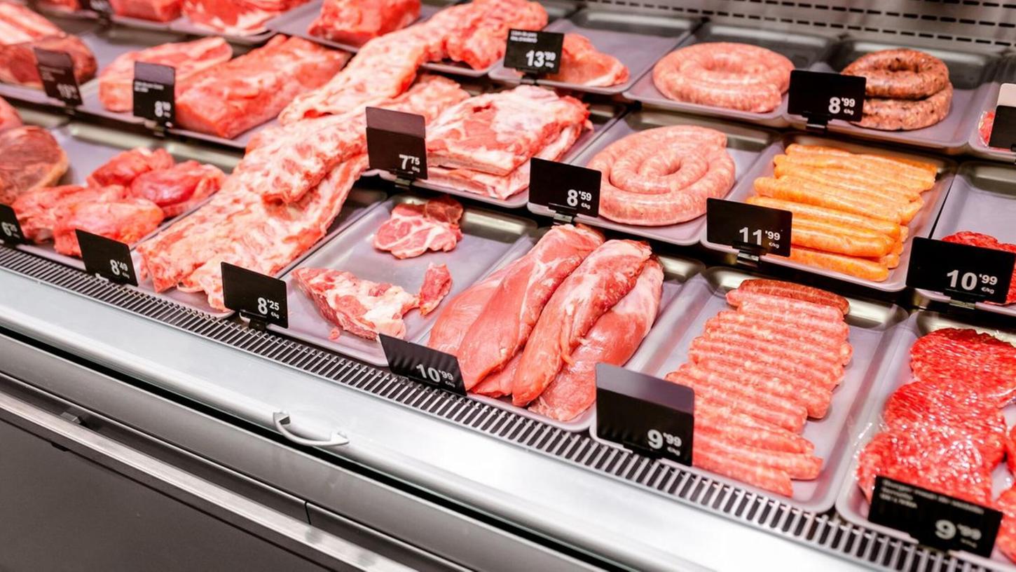 Für das Tierwohl ist einer Umfrage nach die Mehrheit der Verbraucherinnen und Verbraucher bereit, mehr Geld für Fleisch zu bezahlen. Für das Tierwohl ist einer Umfrage nach die Mehrheit der Verbraucherinnen und Verbraucher bereit, mehr Geld für Fleisch zu bezahlen.