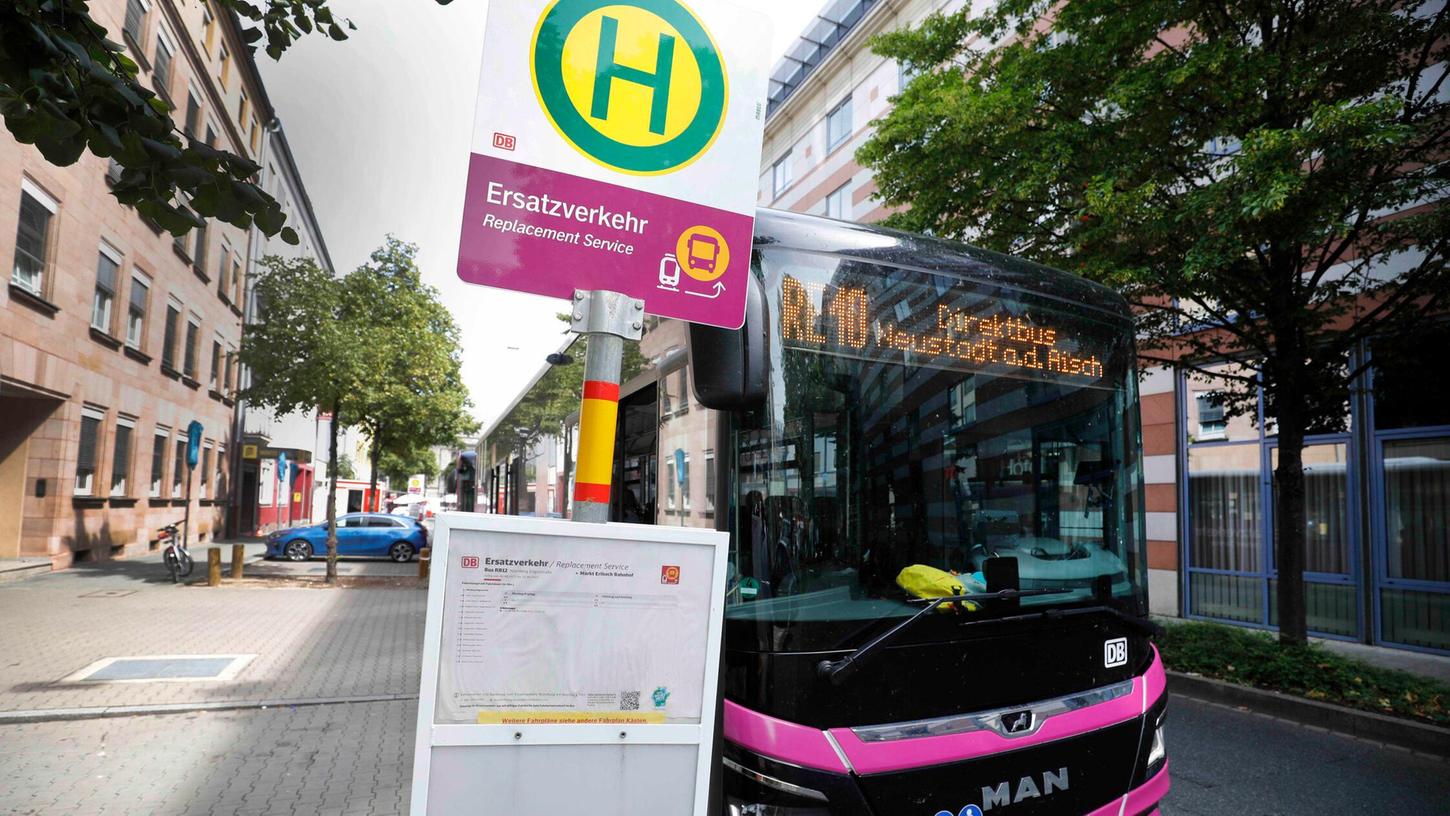 Erneut müssen Pendler und Reisende demnächst von der Bahn auf Busse umsteigen, weil eine wichtige Strecke ab Nürnberg wegen Bauarbeiten gesperrt wird. Erneut müssen Pendler und Reisende demnächst von der Bahn auf Busse umsteigen, weil eine wichtige Strecke ab Nürnberg wegen Bauarbeiten gesperrt wird.