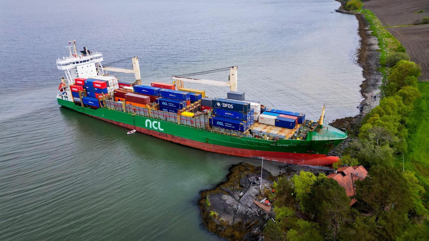 Ein Containerschiff ist in Norwegen kurz vor einem Haus am Wasser zum Stehen gekommen. Ein Containerschiff ist in Norwegen kurz vor einem Haus am Wasser zum Stehen gekommen.