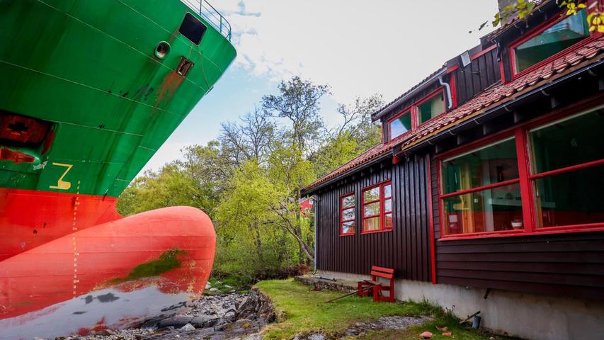 Das Schiff verfehlte das Haus nur um wenige Meter. Das Schiff verfehlte das Haus nur um wenige Meter.