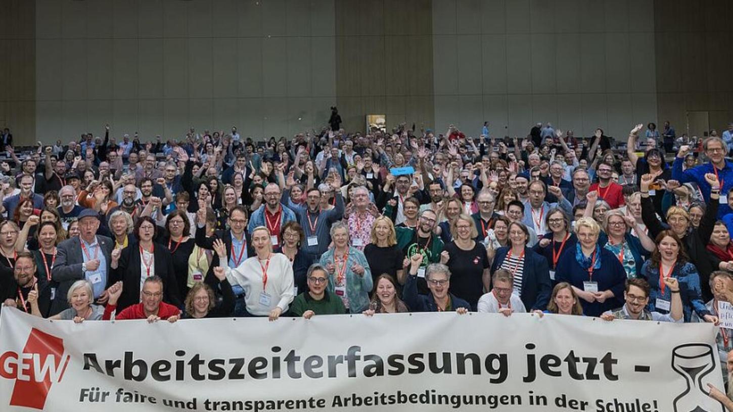 Auf dem Bundesgewerkschaftstag der GEW, der vom 20. Mai bis 24. Mai 2025 in Berlin stattfindet, fordern Kolleg*innen auch per Transparent „Arbeitszeiterfassung jetzt - für faire und transparente Arbeitsbedingungen in der Schule!“. Auf dem Bundesgewerkschaftstag der GEW, der vom 20. Mai bis 24. Mai 2025 in Berlin stattfindet, fordern Kolleg*innen auch per Transparent „Arbeitszeiterfassung jetzt - für faire und transparente Arbeitsbedingungen in der Schule!“.