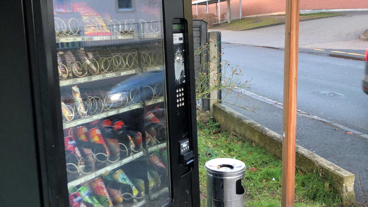 Ein solcher Snackautomat - hier ein Beispielbild - wurde mit roher Gewalt aus der Verankerung gerissen. Ein solcher Snackautomat - hier ein Beispielbild - wurde mit roher Gewalt aus der Verankerung gerissen.