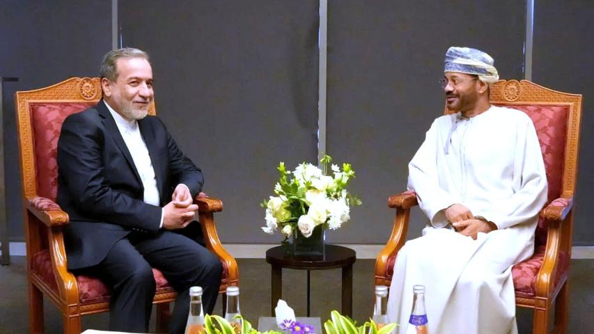 Für den Iran verhandelt Außenminister Araghtschi (l), Omans Außenminister al-Busaidi (r) vermittelt. (Archivbild) Für den Iran verhandelt Außenminister Araghtschi (l), Omans Außenminister al-Busaidi (r) vermittelt. (Archivbild)