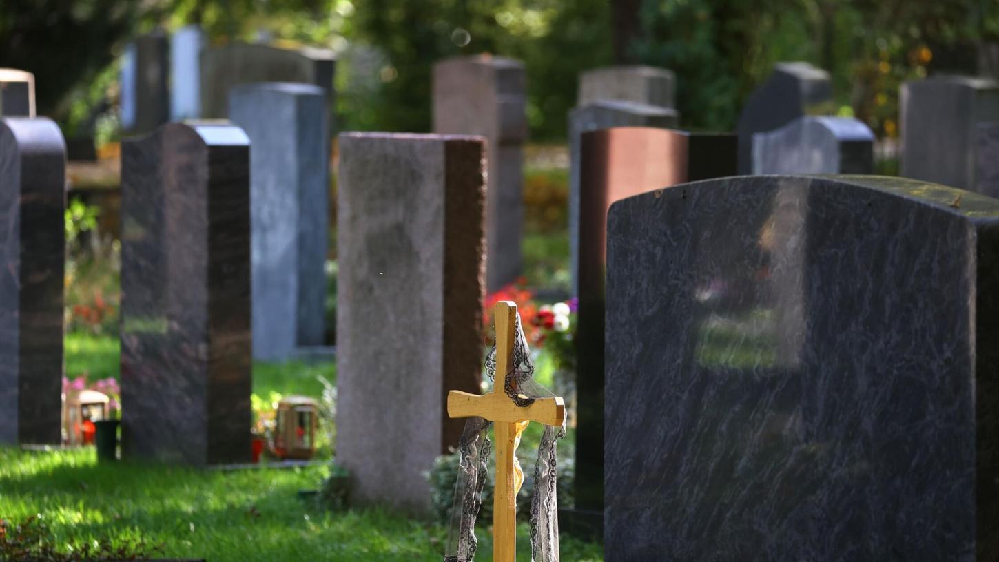 Der Grabschmuck-Dieb konnte mit Hilfe eins GPS-Trackers ausfindig gemacht werden. (Symbolbild) Der Grabschmuck-Dieb konnte mit Hilfe eins GPS-Trackers ausfindig gemacht werden. (Symbolbild)