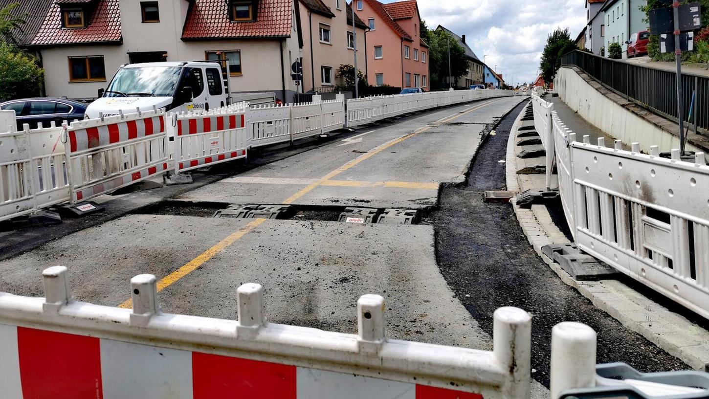 Während die eine Fahrbahn bereits fertig saniert ist, ist ein großer Teil der anderen Hälfte der B14 in Reichenschwand aktuell noch Baustelle. Während die eine Fahrbahn bereits fertig saniert ist, ist ein großer Teil der anderen Hälfte der B14 in Reichenschwand aktuell noch Baustelle.