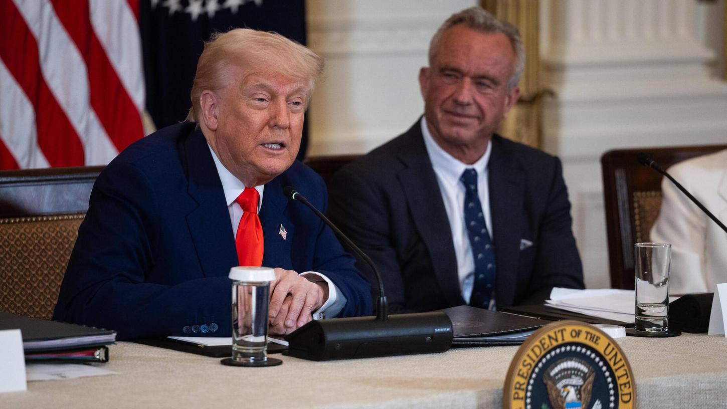 Donald Trump mit seinem Gesundheitsminister. Donald Trump mit seinem Gesundheitsminister.