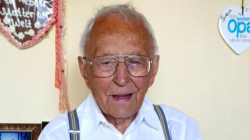 Kriegsende 1945: Wie ein mutiger Mann die Zerstörung von Döckingen verhinderte Kriegsende 1945: Wie ein mutiger Mann die Zerstörung von Döckingen verhinderte