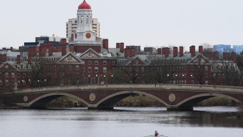 Die Harvard University in Cambridge in der Nähe von Boston (Massachusetts) an der US-Ostküste zählt zu den renommiertesten Hochschulen der Welt. (Archivbild) Die Harvard University in Cambridge in der Nähe von Boston (Massachusetts) an der US-Ostküste zählt zu den renommiertesten Hochschulen der Welt. (Archivbild)