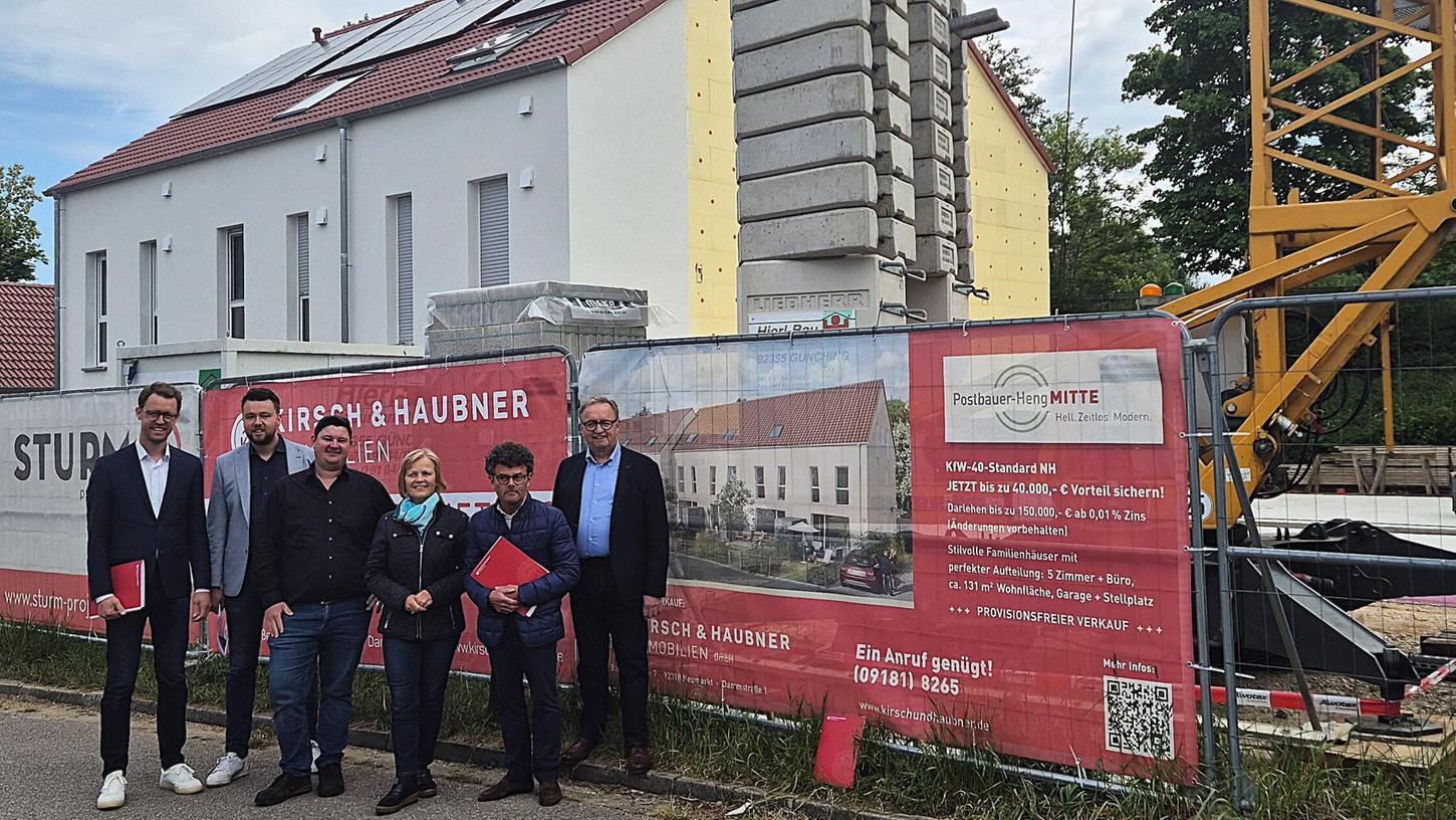 Postbauer-Hengs zweite Bürgermeisterin Angelika Herrmann (3. v. re.) mit Investor Matthias Sturm (3. v. li.) und den Fachleuten für Verkauf, Vermietung und Finanzierung des Büros Kirsch & Haubner vor dem Bauprojekt in der Pfälzer Straße 30. Postbauer-Hengs zweite Bürgermeisterin Angelika Herrmann (3. v. re.) mit Investor Matthias Sturm (3. v. li.) und den Fachleuten für Verkauf, Vermietung und Finanzierung des Büros Kirsch & Haubner vor dem Bauprojekt in der Pfälzer Straße 30.