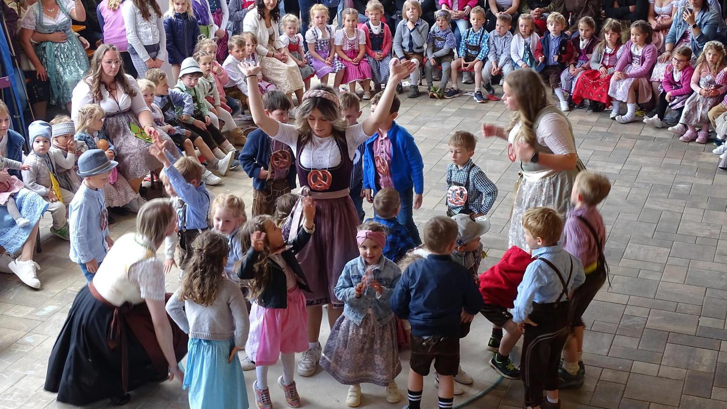 Am Nachmittag zeigten die Kinder mit ihren Erzieherinnen die Tänze, die sie einstudiert hatten. Am Nachmittag zeigten die Kinder mit ihren Erzieherinnen die Tänze, die sie einstudiert hatten.