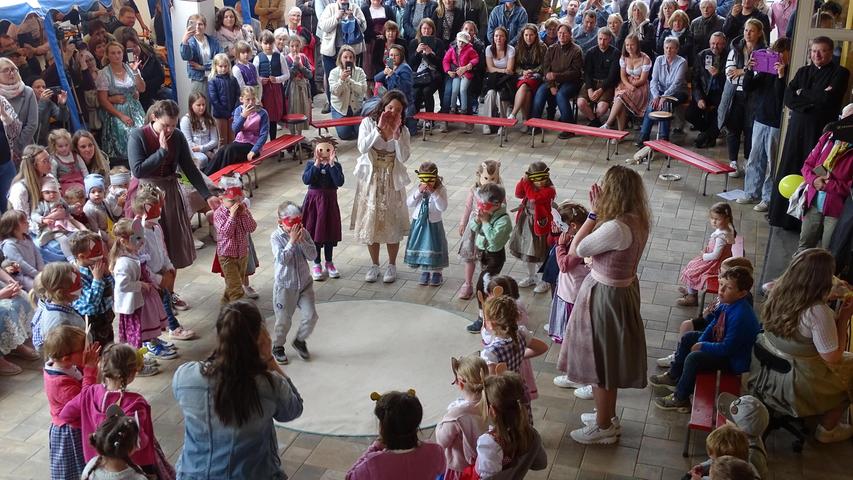 Am Nachmittag zeigten die Kinder mit ihren Erzieherinnen die Tänze, die sie einstudiert hatten. Am Nachmittag zeigten die Kinder mit ihren Erzieherinnen die Tänze, die sie einstudiert hatten.