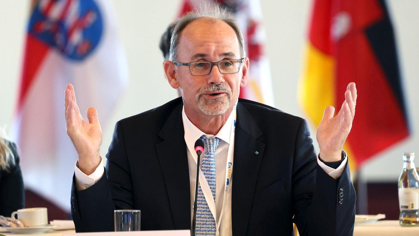 Nach Ansicht von Wolfgang Blank (parteilos), Wirtschaftsminister Mecklenburg-Vorpommerns, kann die Akzeptanz für die Energiewende erhöht werden, wenn die Bevölkerung den Nutzen auch direkt spürt. Nach Ansicht von Wolfgang Blank (parteilos), Wirtschaftsminister Mecklenburg-Vorpommerns, kann die Akzeptanz für die Energiewende erhöht werden, wenn die Bevölkerung den Nutzen auch direkt spürt.