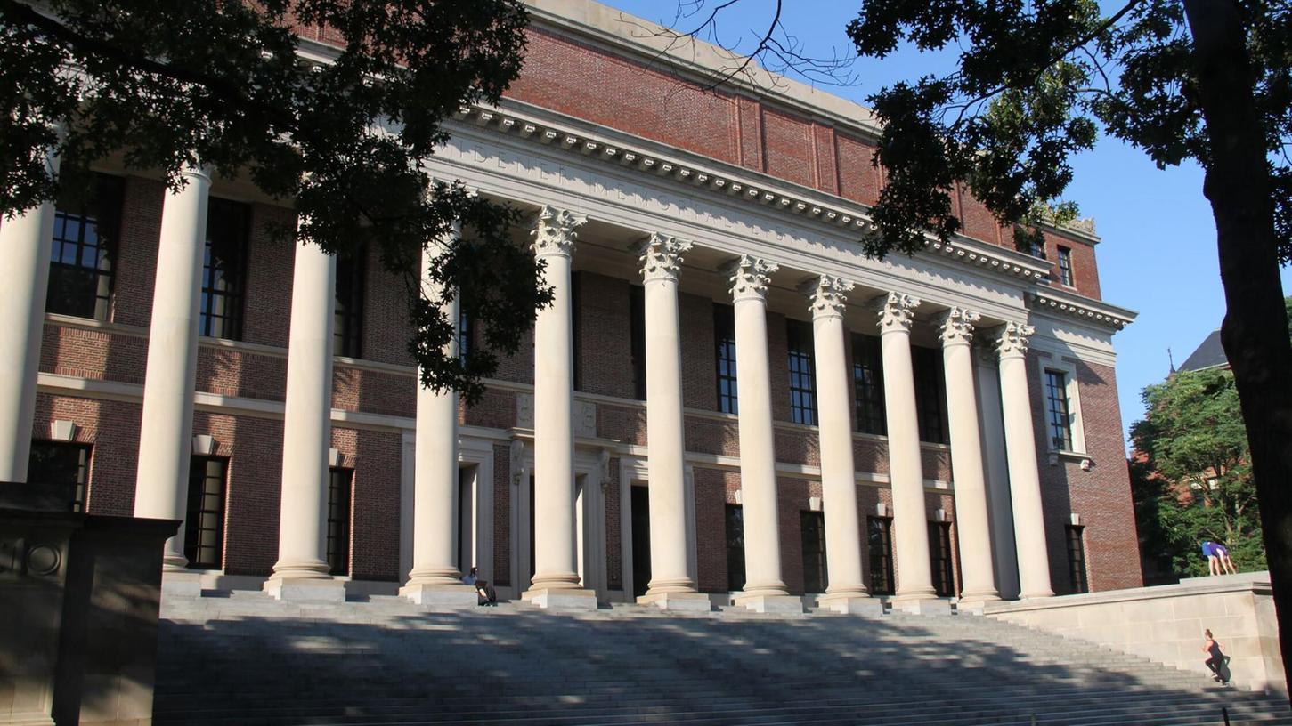 Harvard geht juristisch gegen Trumps Regierung vor - und hat vorerst Erfolg. (Archivbild) Harvard geht juristisch gegen Trumps Regierung vor - und hat vorerst Erfolg. (Archivbild)