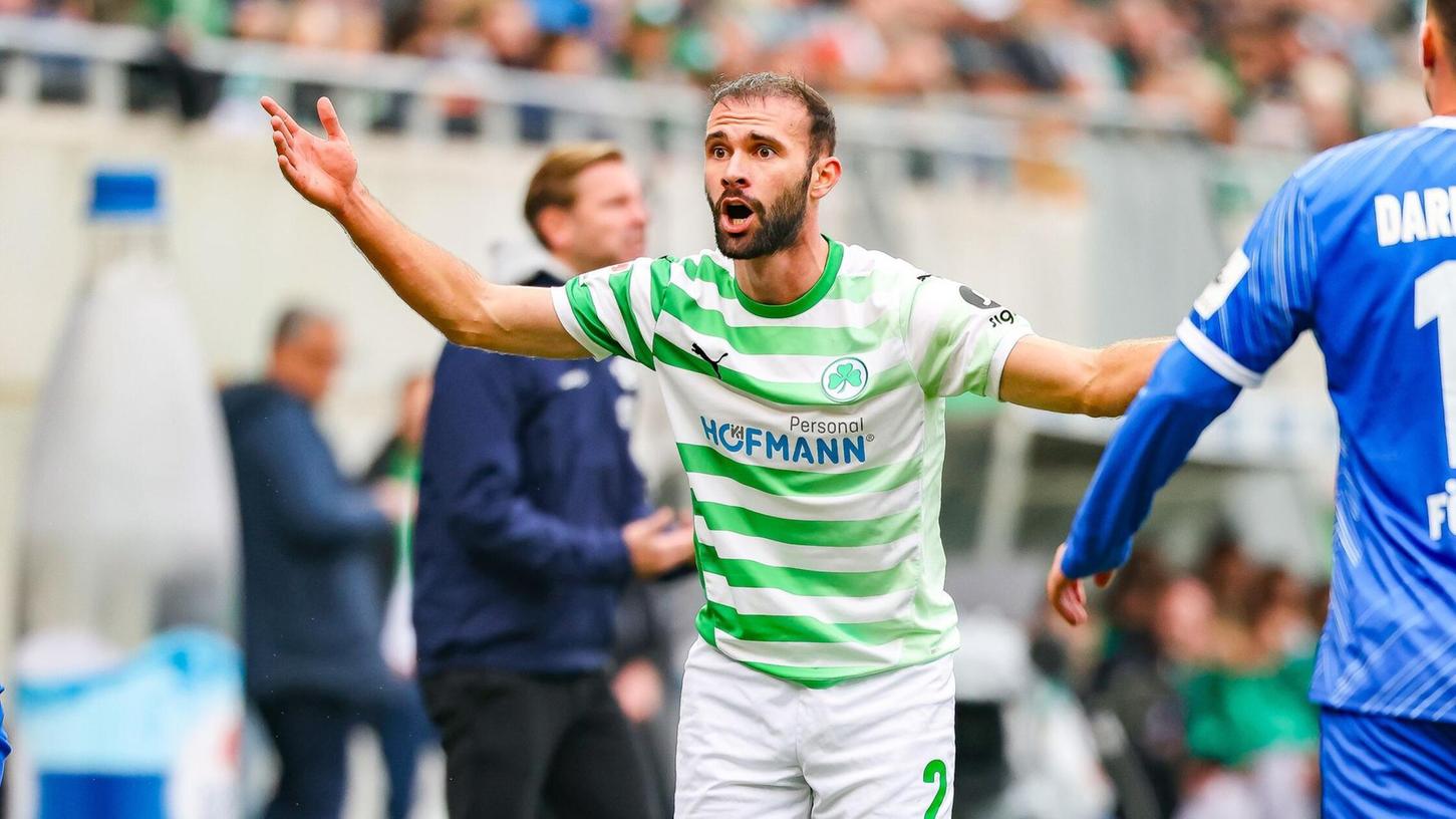 Simon Asta wechselt von Fürth nach Kaiserslautern. Simon Asta wechselt von Fürth nach Kaiserslautern.