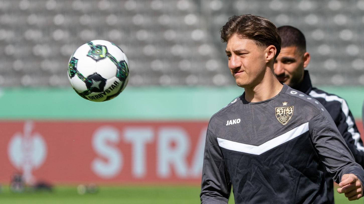 Mittelfeldstratege Angelo Stiller war nach seiner Bänderverletzung beim Abschlusstraining des VfB Stuttgart im Berliner Olympiastadion dabei. Mittelfeldstratege Angelo Stiller war nach seiner Bänderverletzung beim Abschlusstraining des VfB Stuttgart im Berliner Olympiastadion dabei.