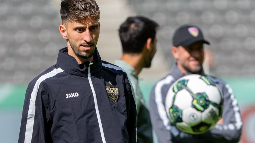 VfB-Kapitän Atakan Karazor hofft, dass Angelo Stiller im Pokalfinale spielen kann. VfB-Kapitän Atakan Karazor hofft, dass Angelo Stiller im Pokalfinale spielen kann.